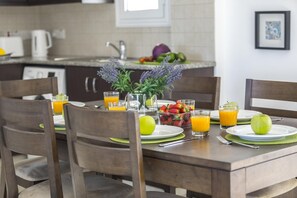 Full-sized fridge, microwave, oven, stovetop