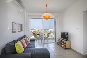 Apartment, 2 Bedrooms, Partial Sea View | Ruang tamu | TV skrin rata 