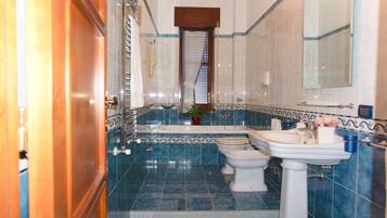 Duschwanne, Haartrockner, Bidet, Handtücher