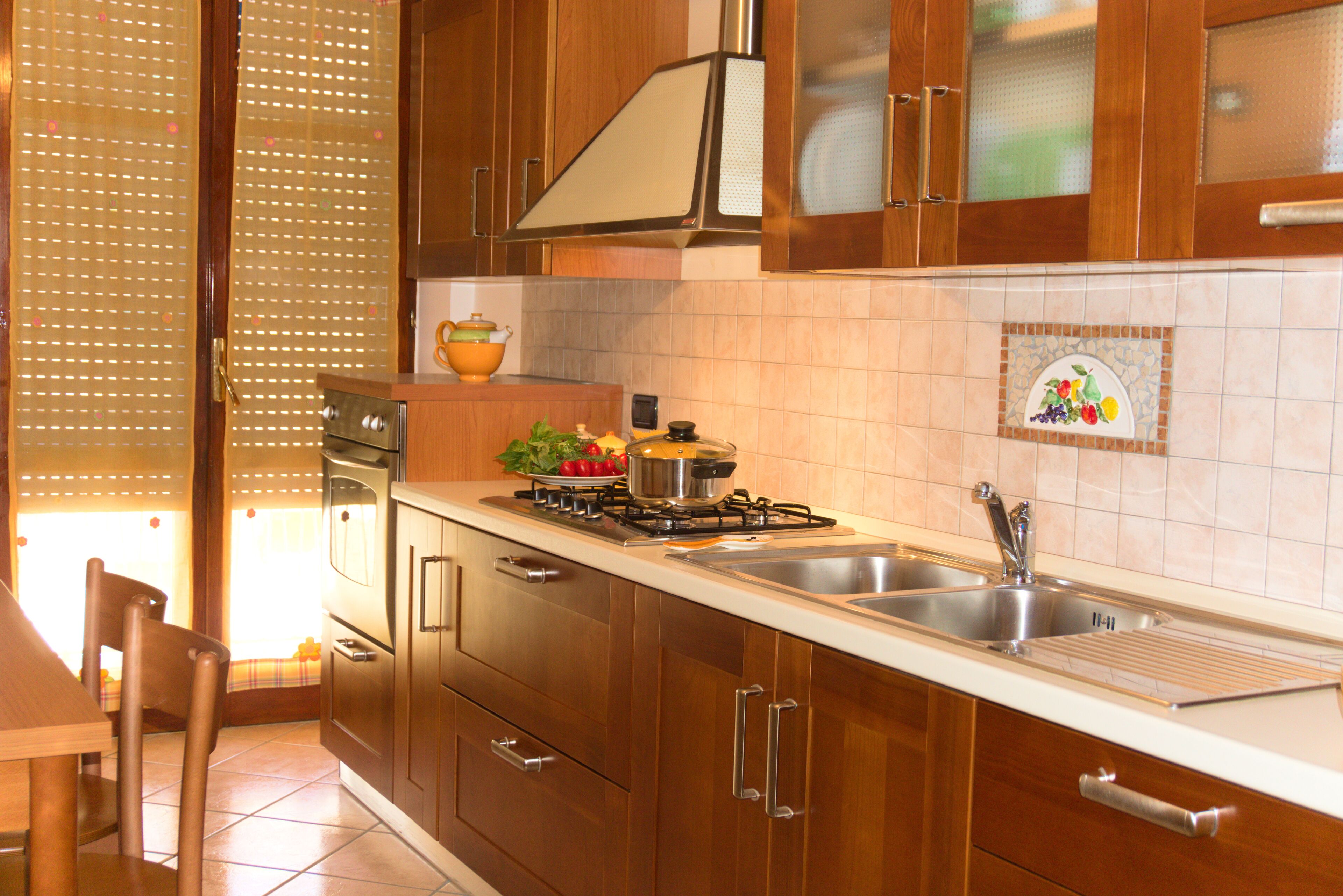 Frigorifero, forno, piano cottura, macchina per tè/caffè