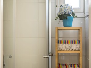 Apartment, 2 Schlafzimmer, Balkon, Gartenblick | Badezimmer | Dusche, kostenlose Toilettenartikel, Haartrockner, Handtücher
