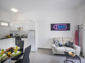 Appartement, 2 slaapkamers, balkon, uitzicht op tuin | Woonkamer | Een flatscreentelevisie