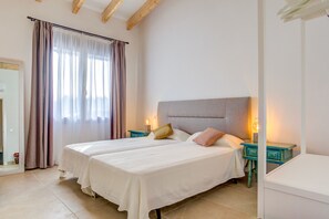 3 bedrooms, iron/ironing board, free WiFi, bed sheets