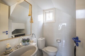 Villa, 3 chambres, vue mer | Salle de bain | Articles de toilette gratuits, sĂšche-cheveux, serviettes fournies