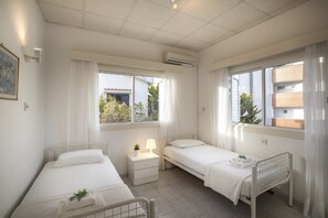 Villa, 3 chambres, vue mer | Coffres-forts dans les chambres, fer et planche Ă repasser
