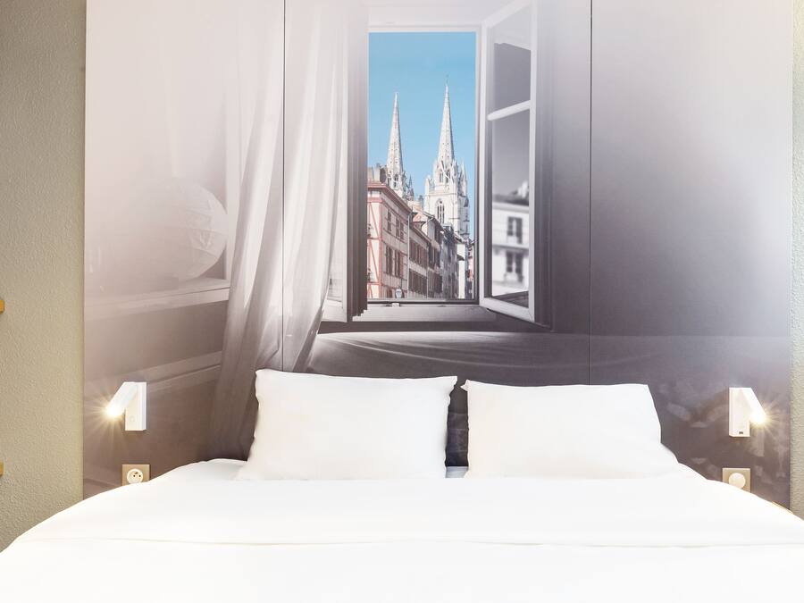 Escritorio, sistema de insonorización, wifi gratis y ropa de cama