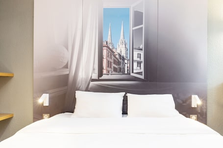 Desk, soundproofing, free WiFi, bed sheets. B&B HOTEL BAYONNE