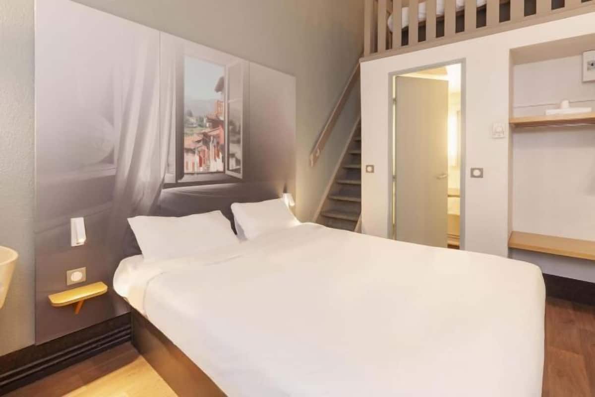 Skrivbord, ljudisolering, gratis wi-fi och sÀngklÀder