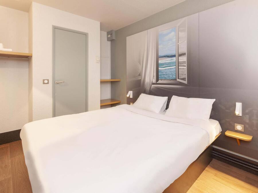 Desk, soundproofing, free WiFi, bed sheets