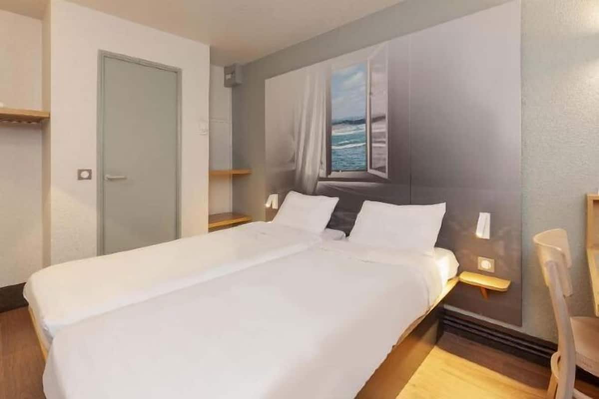 Skrivbord, ljudisolering, gratis wi-fi och sÀngklÀder