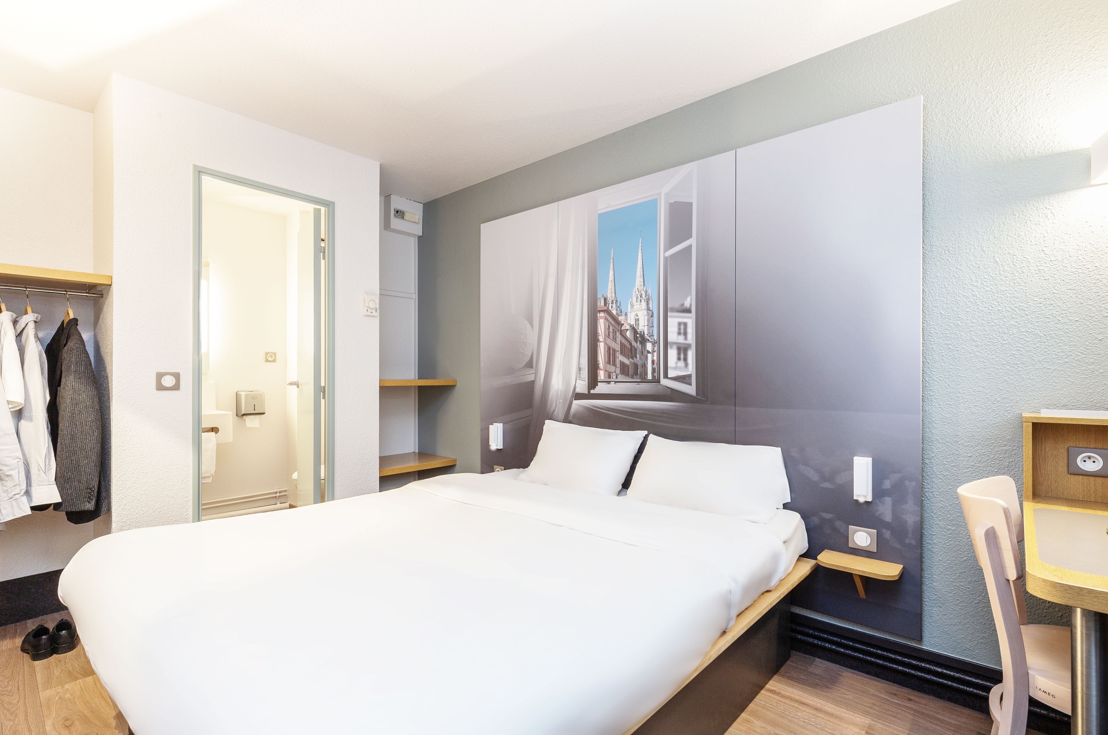 Escritorio, insonorización, wifi gratis y ropa de cama 