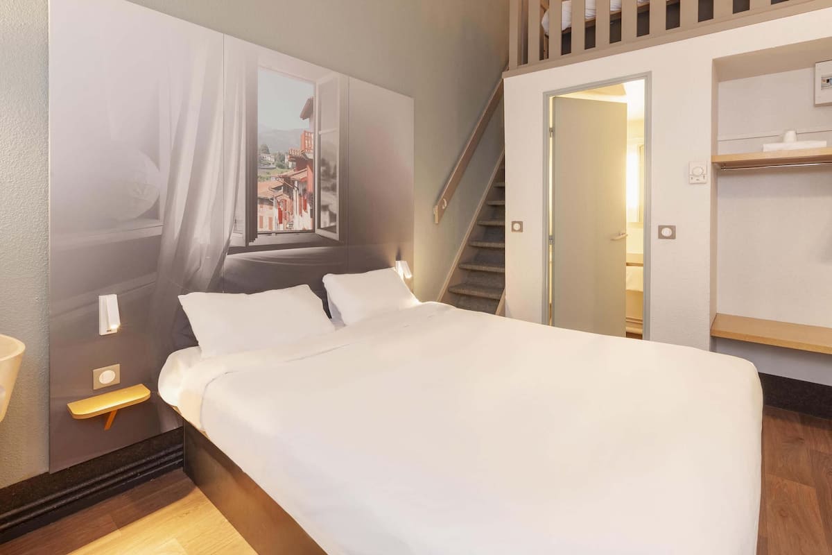 Vierpersoonskamer, niet-roken | Een bureau, geluiddichte muren, gratis wifi, beddengoed