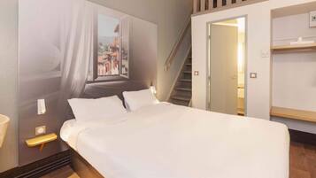 Desk, soundproofing, free WiFi, bed sheets
