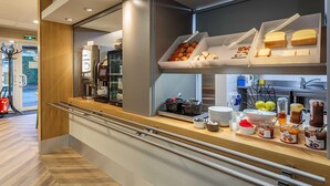 Un banco colazione con pasticcini e condimenti.