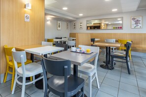 Daily buffet breakfast for a fee - B&B HOTEL BAYONNE (Bayonne)