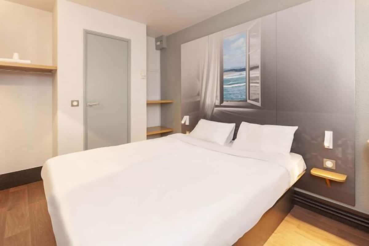 Desk, soundproofing, free WiFi, bed sheets