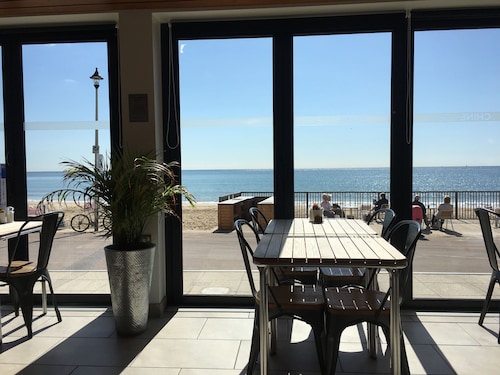 BOURNEMOUTH IN DER NĂHE VON STRAND UND STADTZENTRUM. PARKPLATZ