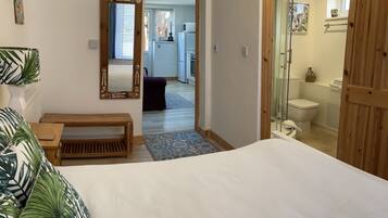 1 habitación, tabla de planchar con plancha y cuna de viaje