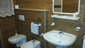 Habitación cuádruple | Baño | Ducha, artículos de higiene personal gratuitos y secador de pelo