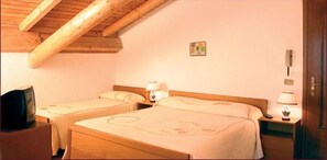 Triple Room | Soundproofing, free cots/infant beds, free WiFi, bed sheets