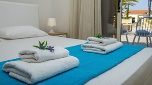 3 bedrooms, in-room safe, iron/ironing board, WiFi (free) - Beachfront Villa Meneou 5 (Larnaca)