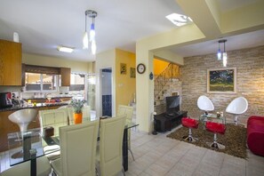 别墅, 2 间卧室, 私人游泳池, 泳池景观 | 起居区 | 平板电视