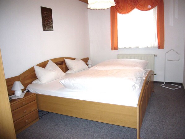 2 bedrooms, iron/ironing board, travel cot, WiFi