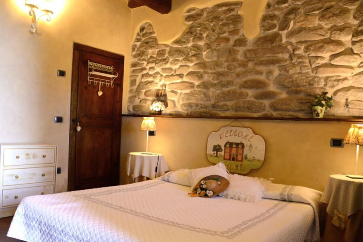 Free cots/infant beds, rollaway beds, free WiFi, bed sheets