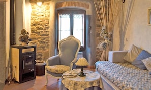 Free cots/infant beds, rollaway beds, free WiFi, bed sheets