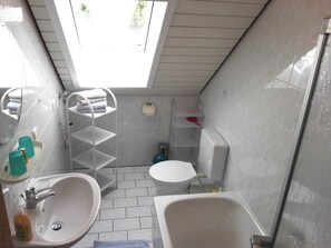Douche, sèche-cheveux, serviettes fournies, savon