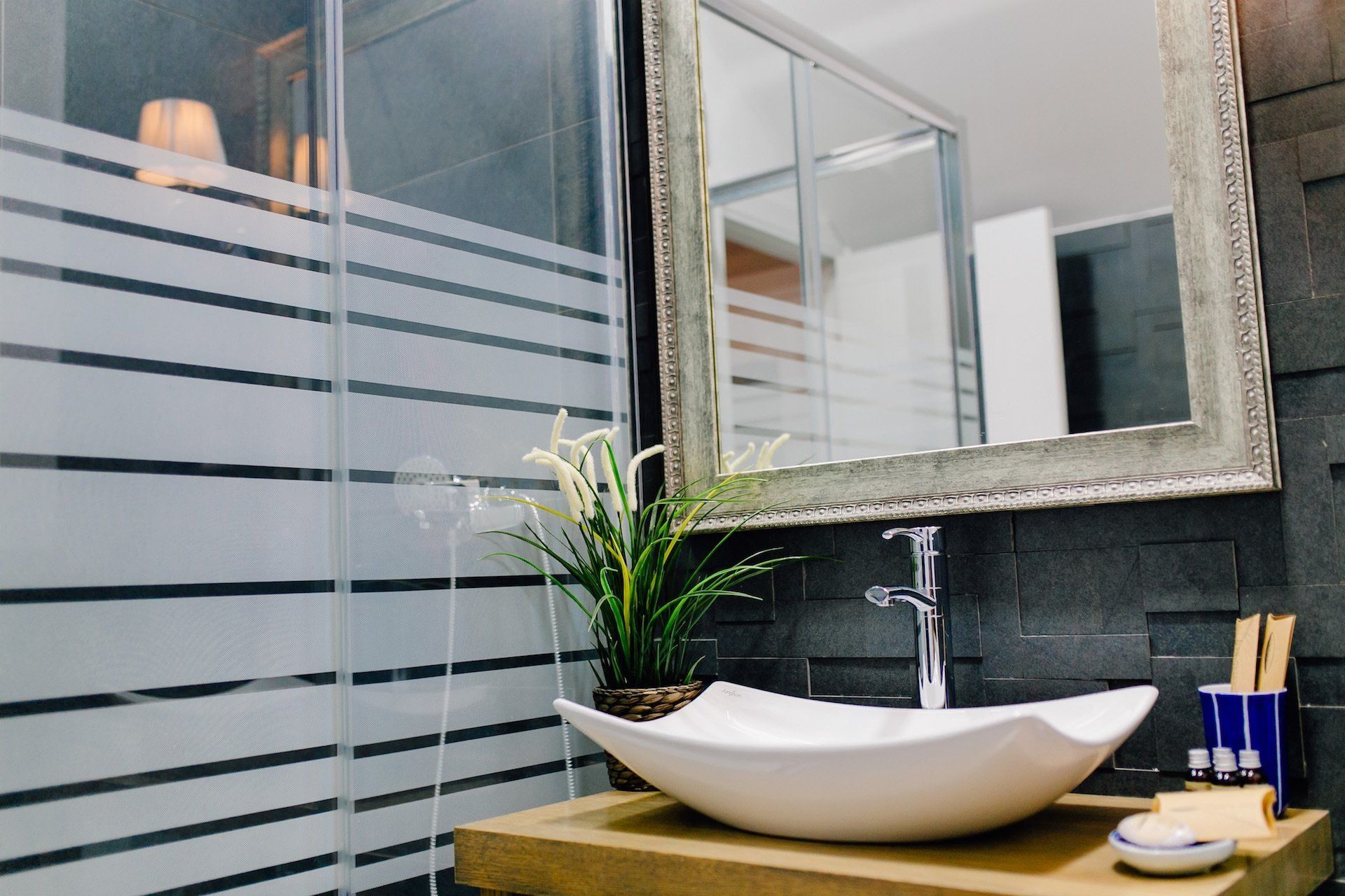 Deluxe King Room | Bathroom | Free toiletries, hair dryer, slippers, towels