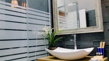 Deluxe King Room | Bathroom | Free toiletries, hair dryer, slippers, towels