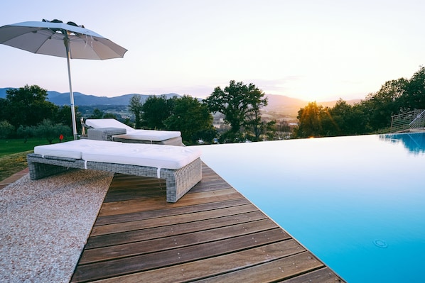 2 outdoor pools