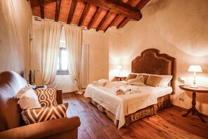 Deluxe Double or Twin Room | In-room safe, desk, free cots/infant beds, free WiFi