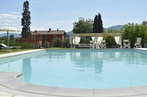 2 outdoor pools