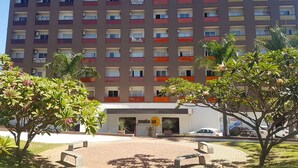 A multi-story hotel with balconies and a sign for 'Elmo Engenharia'. - Charming Furnished Studio Flat (Goiania)
