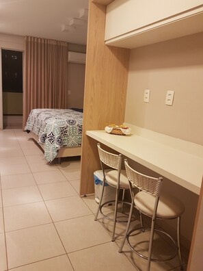 Comfort Double Room, 1 King Bed, Non Smoking | Private kitchen | Fridge, microwave, oven, stovetop - Charming Furnished Studio Flat (Goiania)