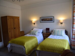 Habitación con 2 camas individuales, baño en la habitación