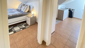 A bedroom with a bed, nightstands, and a bedside lamp. - Bright, cozy apartment, centrally located in a quiet area of Zingst with WLAN (Mecklenburg-Vorpommern)