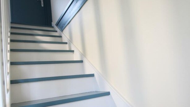 A staircase with white walls and blue steps. - Cottage near the sea with parking and pets allowed (Siouville-Hague)