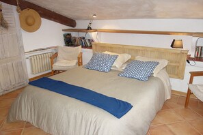Estudio (La Mansarde) | Decoración personalizada, muebles diferentes y cortinas blackout