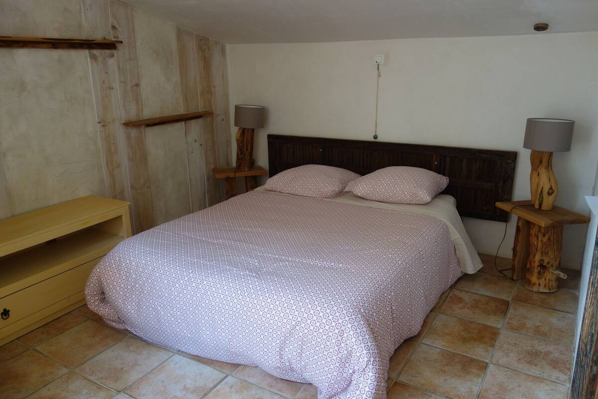 Habitación doble (Le Galet) | Decoración personalizada, muebles diferentes y cortinas blackout