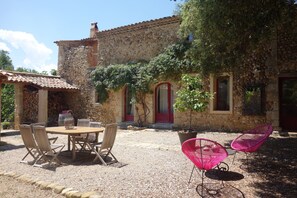 Vista frontal de la propiedad