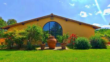 Villa, 2 Bedrooms, Kitchen, Poolside | Blackout drapes, free WiFi, bed sheets