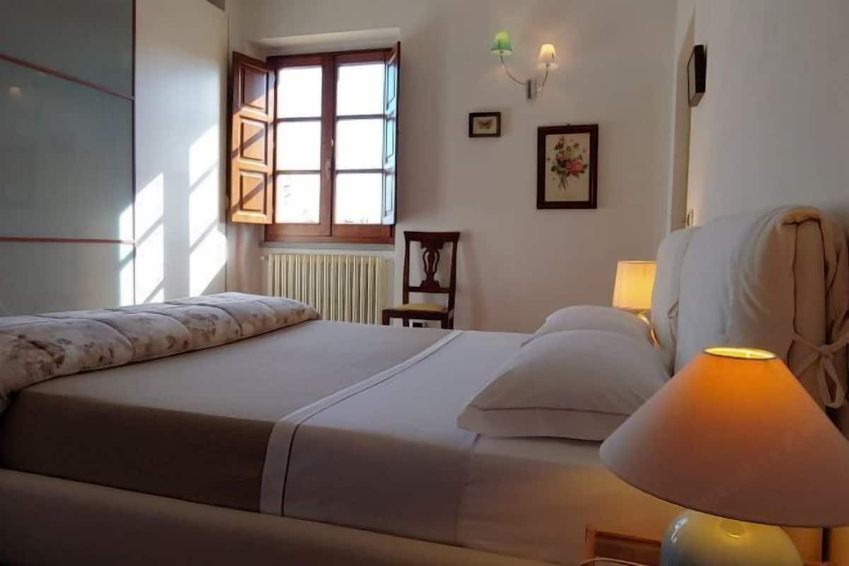 Blackout drapes, WiFi (free), bed sheets