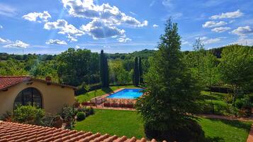 Tweepersoonskamer, 1 queensize bed, uitzicht op zwembad | Landuitzicht vanuit accommodatie