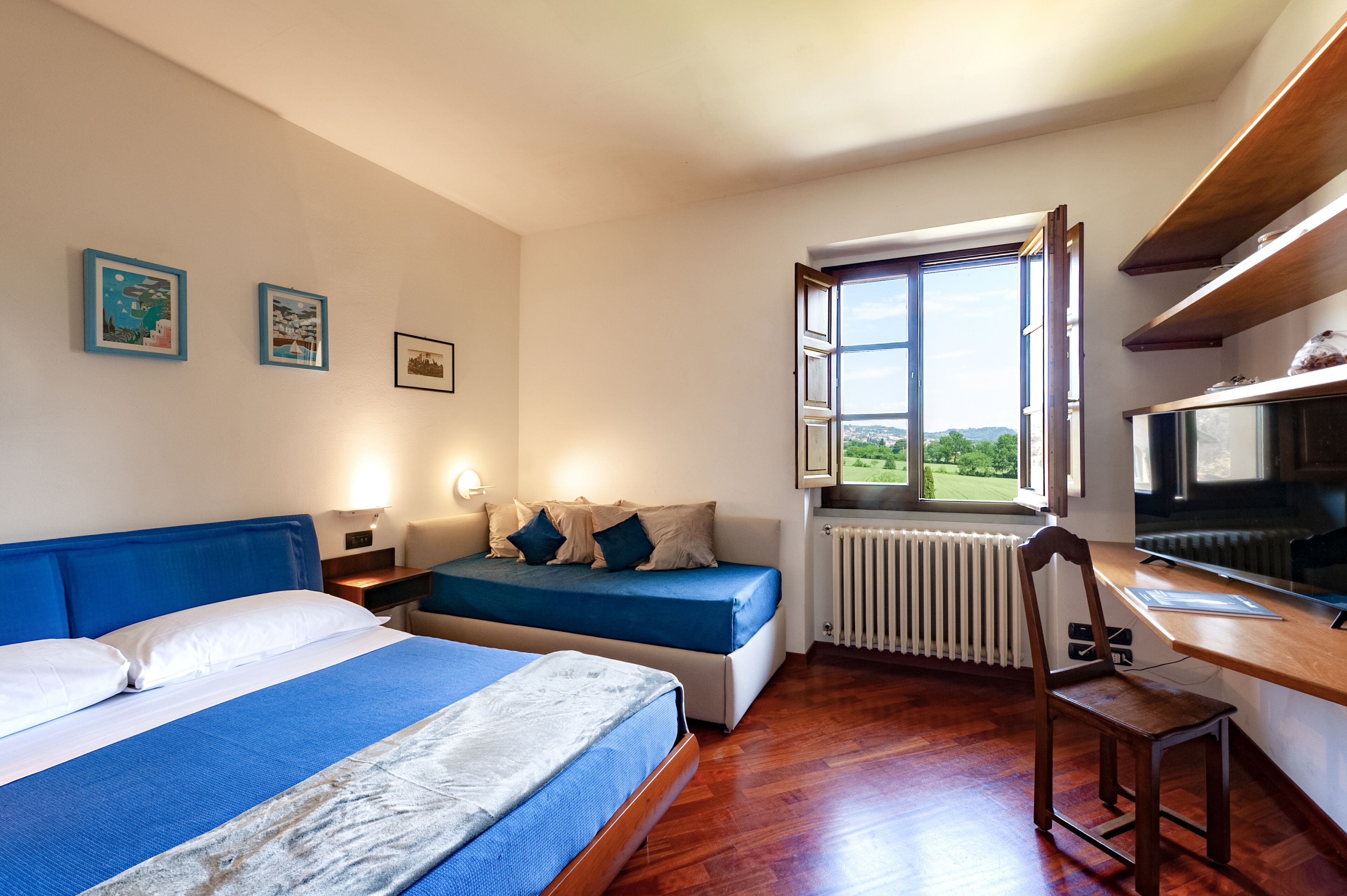 Deluxe Triple Room | Bathroom | Shower, hair dryer, towels