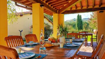 Free daily cooked-to-order breakfast