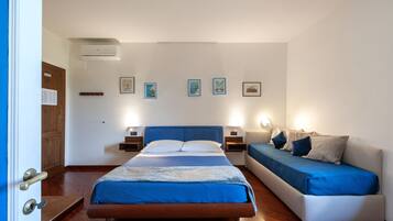 Deluxe driepersoonskamer | Verduisterende gordijnen, gratis wifi, beddengoed