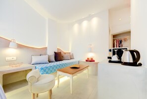 Suite with Pool View | Living area